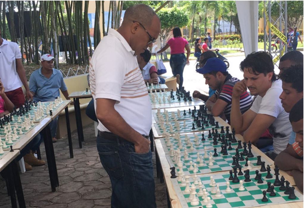 Luis Arzeno imparte exitosa simultánea de ajedrez en el Instituto Técnico del Cibao Oriental (UTECO) - Junio 19, 2017